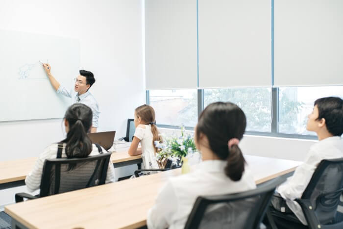 Có nên dạy các môn khoa học bằng tiếng Anh?