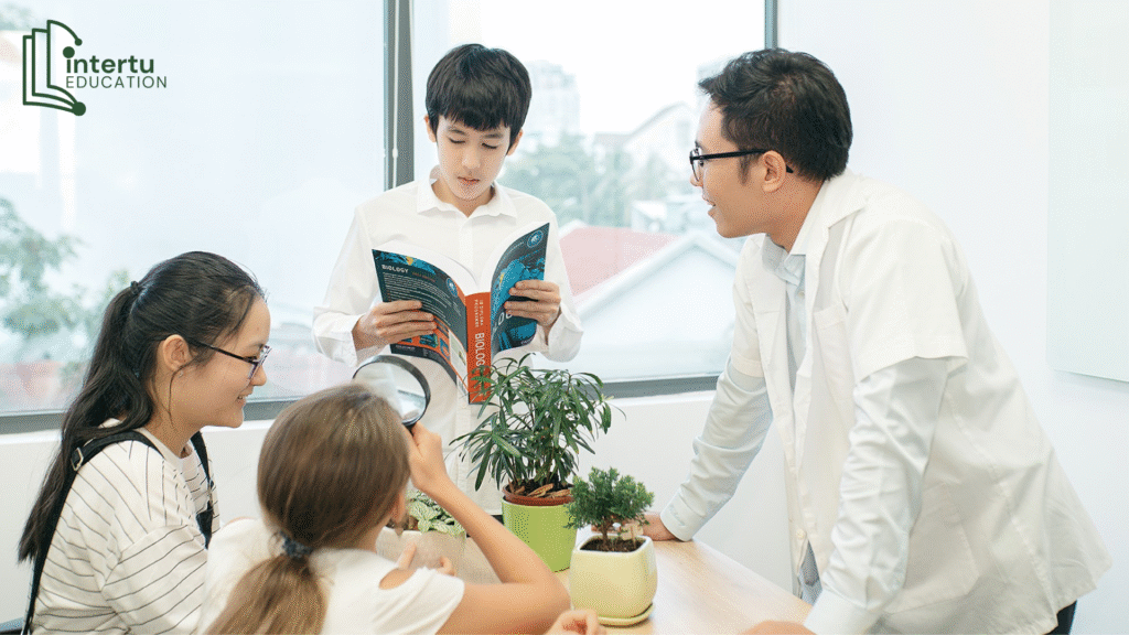Học sinh cùng giáo viên trao đổi kiến thức tại lớp học IB Biology IA 