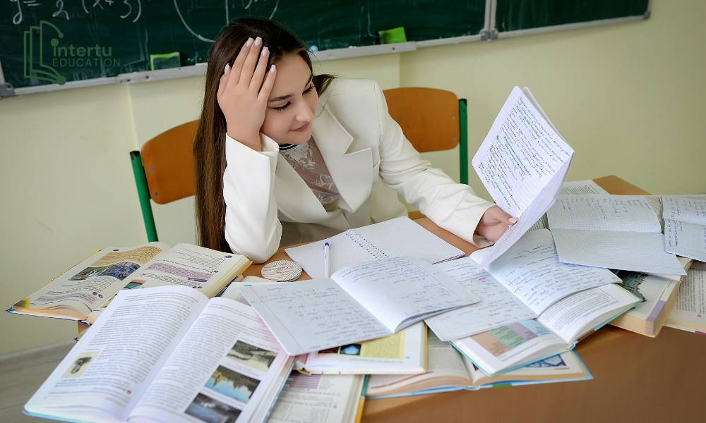 Khối lượng bài luận khổng lồ của chương trình IBDP khiến con dễ "ngộp"